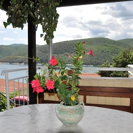 1 Bdr App With Sea View,pets Welcome,64 Apartman