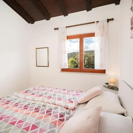 1 Bdr App With Sea View,pets Welcome,64 *