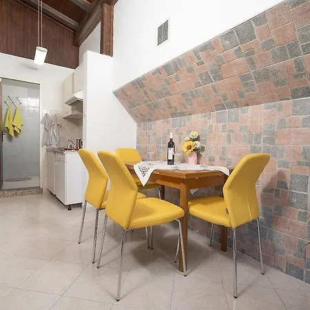 1 Bdr App With Sea View,pets Welcome,64 *