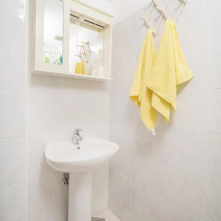 1 Bdr App With Sea View,pets Welcome,64 Апартаменты
