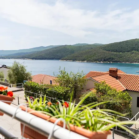 1 Bdr App With Sea View,pets Welcome,64 *