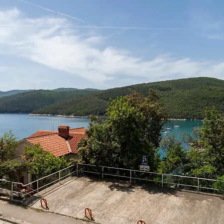 1 Bdr App With Sea View,pets Welcome,64