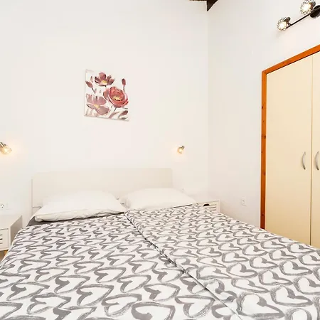 1 Bdr App With Sea View,pets Welcome,64 Apartman