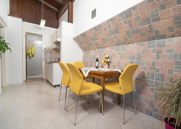 1 Bdr App With Sea View,pets Welcome,64 *