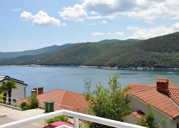 Apartment 1 Bdr App With Sea View,pets Welcome,64 *