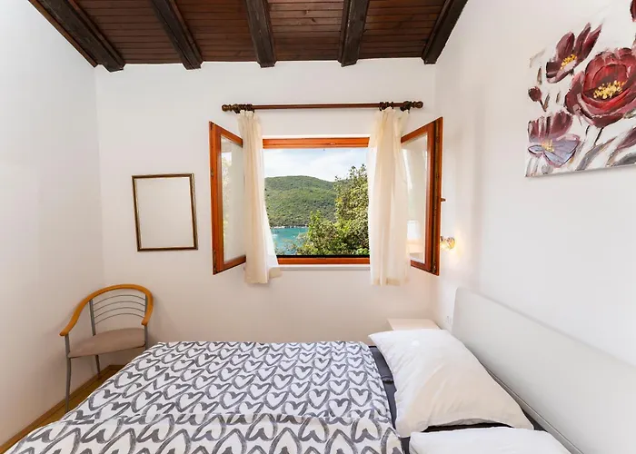 1 Bdr App With Sea View,pets Welcome,64 Apartment *