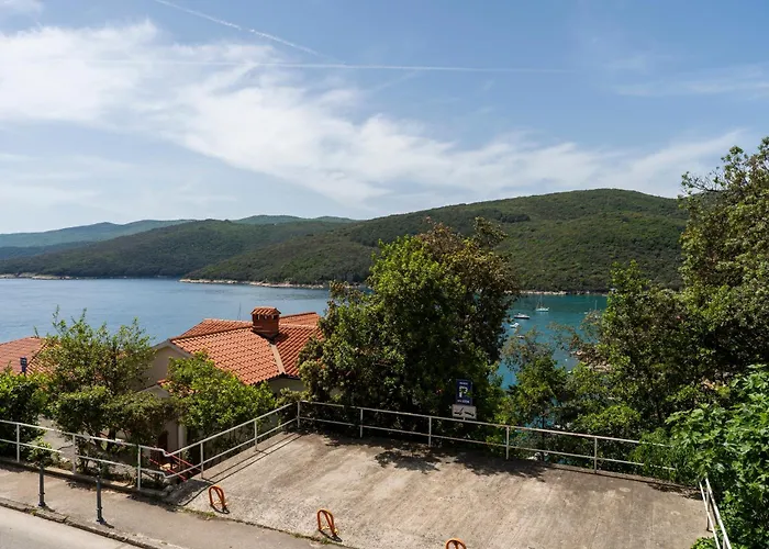 1 Bdr App With Sea View,pets Welcome,64