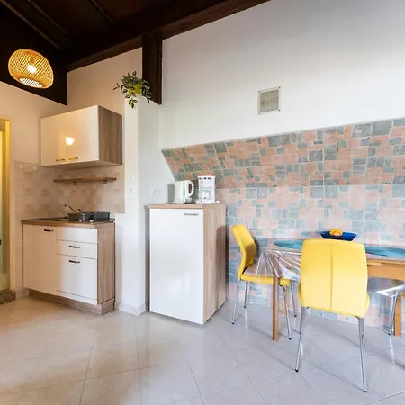 1 Bdr App With Sea View,pets Welcome,64 *